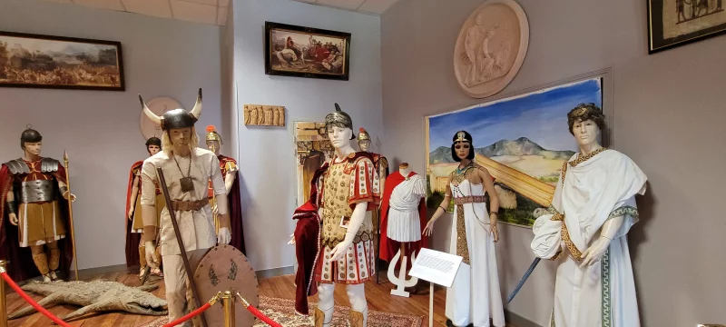 Musée "Palais du Costume Mazarin"