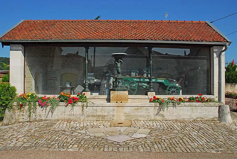 LAVOIR DE LA FONTAINE AU SURREAU