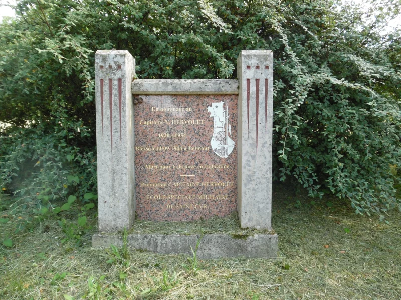 STELE DU CAPITAINE Y. HERVOUET