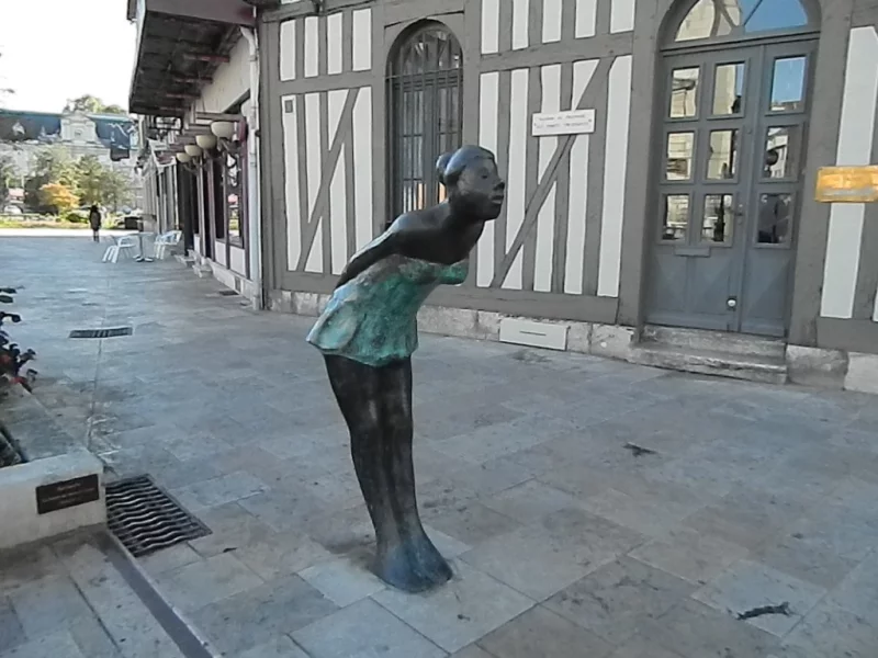 « La jeune fille qui donne un baiser »