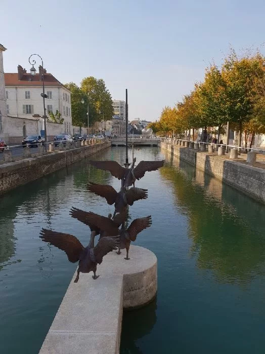 « Attendez-moi »