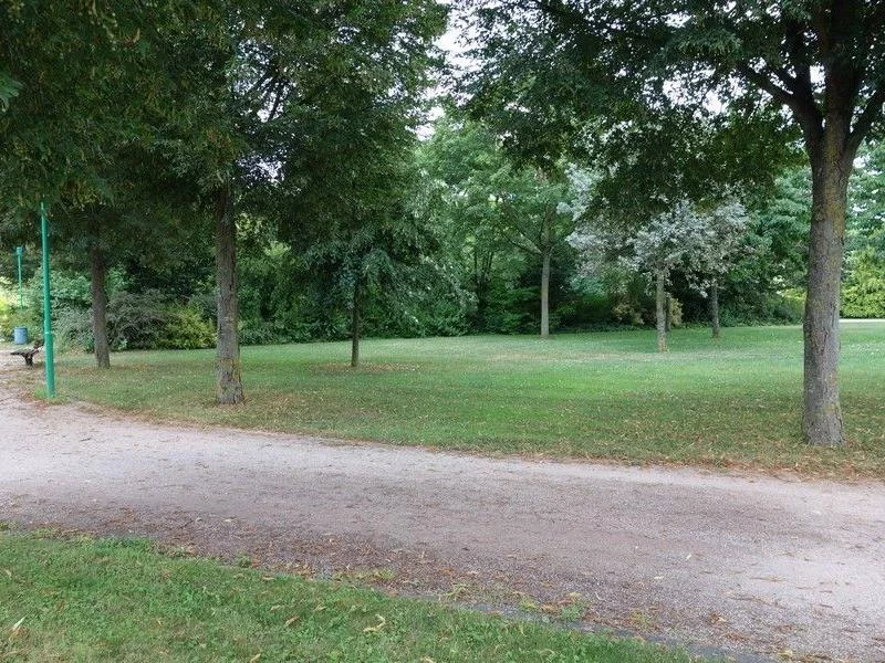 Grand parc : jardin, aire de jeux, sentier pied nus