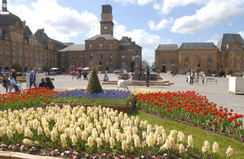 CHARLEVILLE-MEZIERES, Ville Fleurie "3 Fleurs"