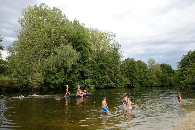 Aire de loisirs avec baignade en rivière à La Bussière - La Bussière