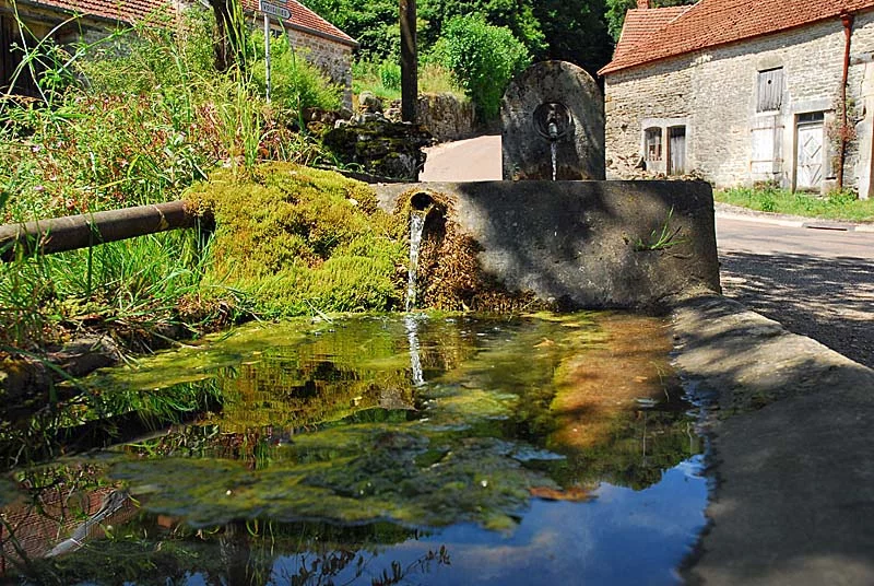 FONTAINE DE PISSE DOUX A VIEUX-MOULINS