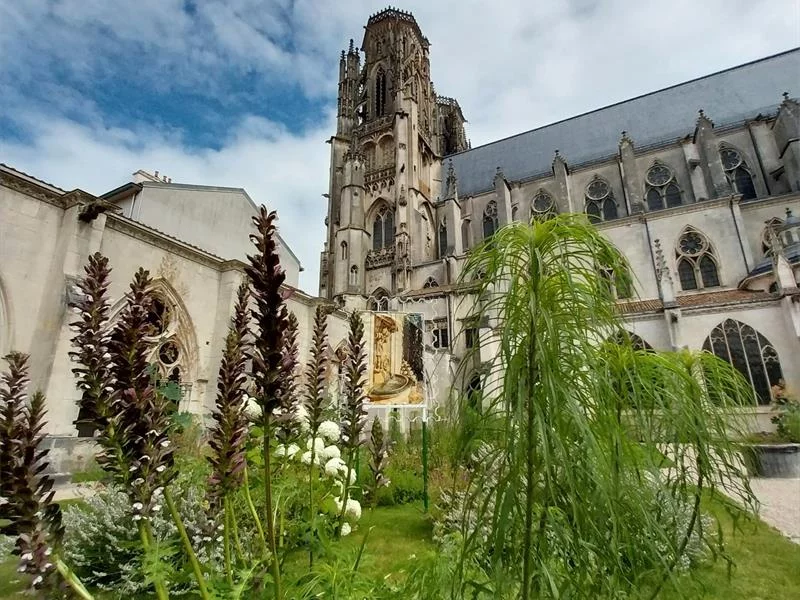 Jardin du cloître de la cathédrale Saint-Étienne