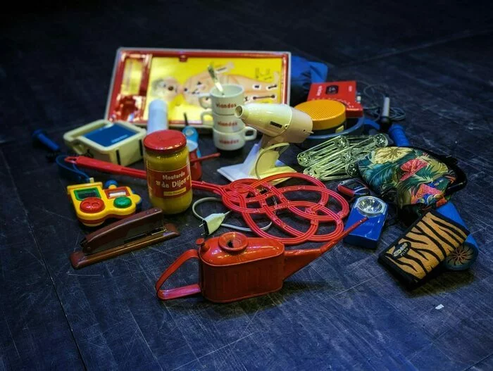 Bruitage, musique et voix off