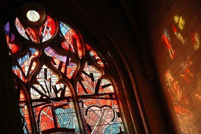 Visite guidée de la Basilique de Mézières, ses vitraux et son trésor d'art sacré