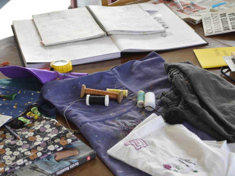 Atelier co-création de broderies de réparation , résidence d'artistes des Fours à Chaux