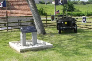 Hommage aux quelques parachutistes perdus sur le secteur d'Omaha Beach