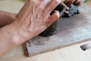 Les mains dans la terre