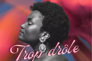 Mamari dans “Trop drôle pour mourir”