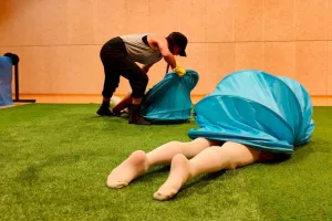 Jaune Poussin - étape de travail ! Cie debout dehors. Org La Loggia.