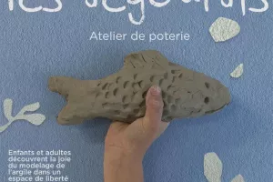 Cours de poterie - tasse et assiette à biscuits