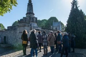 Rendez-vous Tours : Le cimetière la salle à la tombée de la nuit