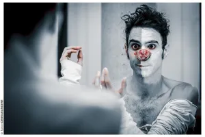 Théâtre : Trop près du mur