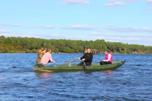 Découverte de l'étang blanc en barque dans l'univers des pêcheurs et chasseurs