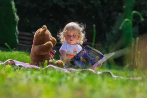 Lecture au potager au château de Cerisy-La-Salle