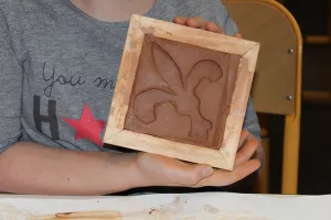 Atelier jeunes archéos : les jeunes archéos à carreau !