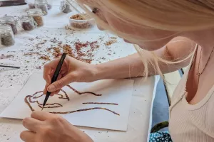 Atelier DIY : créez votre œuvre en fleurs recyclées