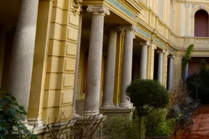 COLONNES, ENTRE SUPPORT ET DÉCOR