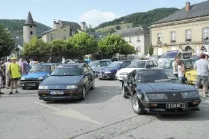 Montée de véhicules historiques à Saint Geniez d'Olt