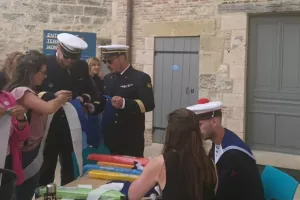Atelier fleurs en papier crépon dans le cadre de la fête des Marins
