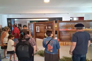 Visite du centre d'interprétation Mehaka sur la Basse Navarre et du village de Baigorri en français.