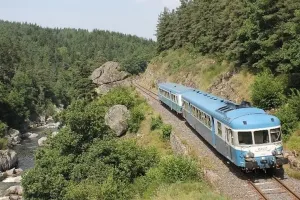 LES GORGES DE L'ALLIER À BORD DU TRAIN BLEU DU SUD