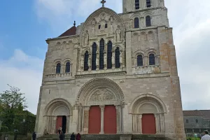Visite guidée à Vézelay : Entre Ciel et Terre