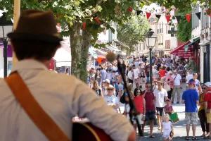 Bal au kiosque - Toro de Fuego et bataille de confettis