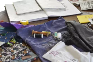 Atelier co-création de broderies de réparation , résidence d'artistes des Fours à Chaux