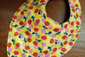 Atelier couture bébé : le bavoir