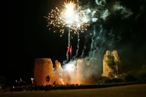 Embrasement des ruines du Château de Lastours