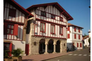 Visite guidée d'Urrugne : histoire du peuple basque, mythologie, jeux, us et coutumes