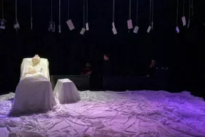 Malis, la vieille femme et la joie