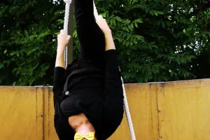 SPECTACLE À LA ROSÉE / "PALABRE" (CIRQUE DE PROXIMITÉ DANS UN ESPACE CLOS À CIEL OUVERT)
