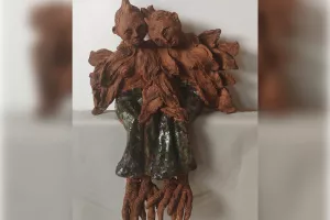 Sculptures, Des plumes d'étrangeté