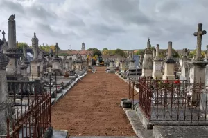 Un autre regard sur le cimetière de Saint-Jean-d'Angély : une visite architecturale inattendue.